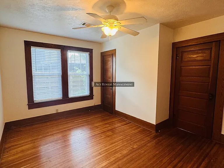 1502 Dallas St — Photo 10