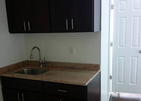 KITCHEN -GRANITE TOPS