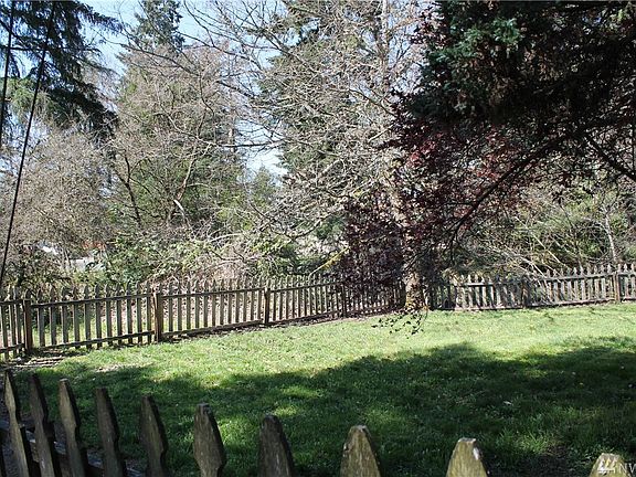 THREE city lots here together, so the side yard is nice and big! 