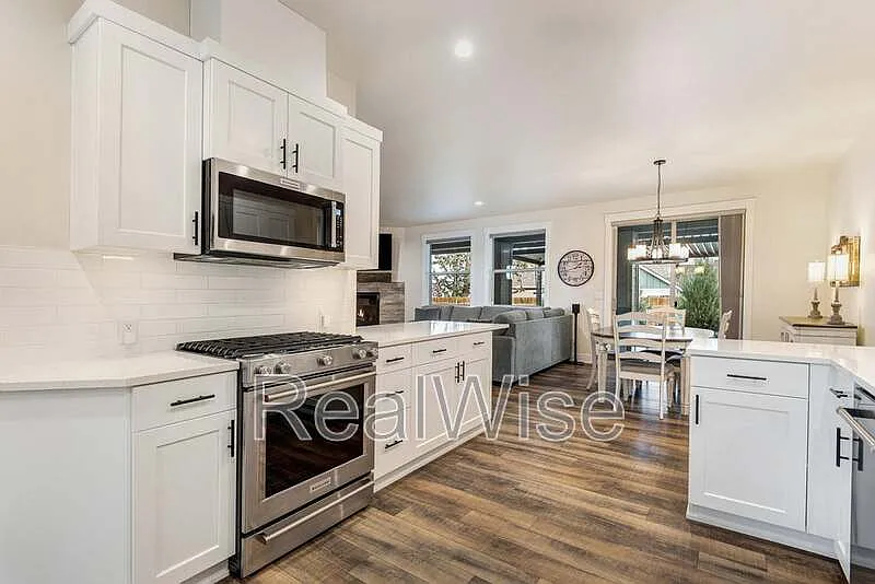 3 bed, 2.0 bath, 1939 sqft, $2,550 — Photo 4