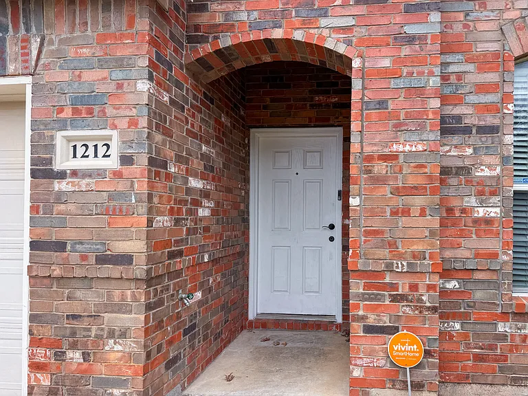 1212 Maple Terrace Dr — Photo 1