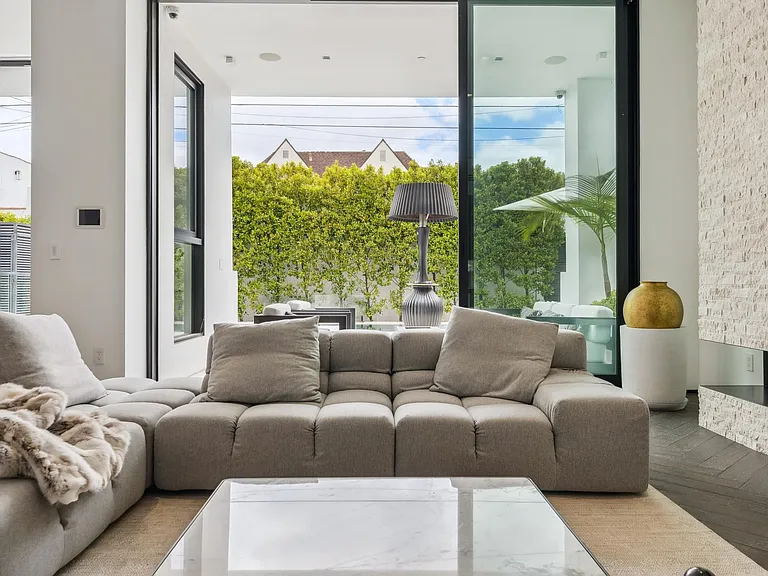 213 S La Peer Dr — Photo 23