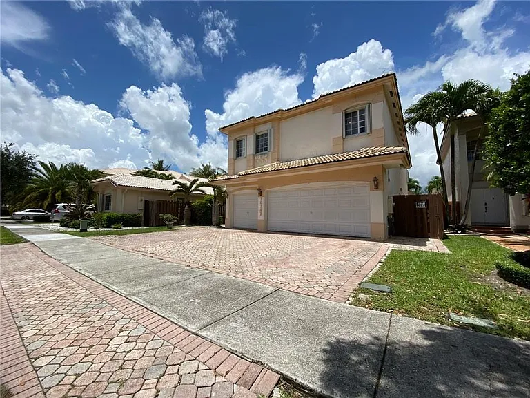 10747 NW 70th Ter — Photo 3