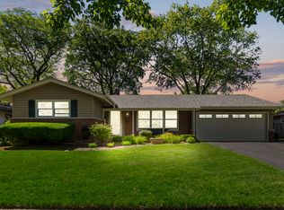 551 Dogwood Trl, Elk Grove Village, IL 60007