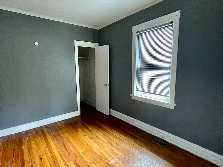 10210 S Bensley Ave — Photo 5