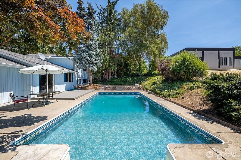 2nd image of 1400 Bel Air Drive