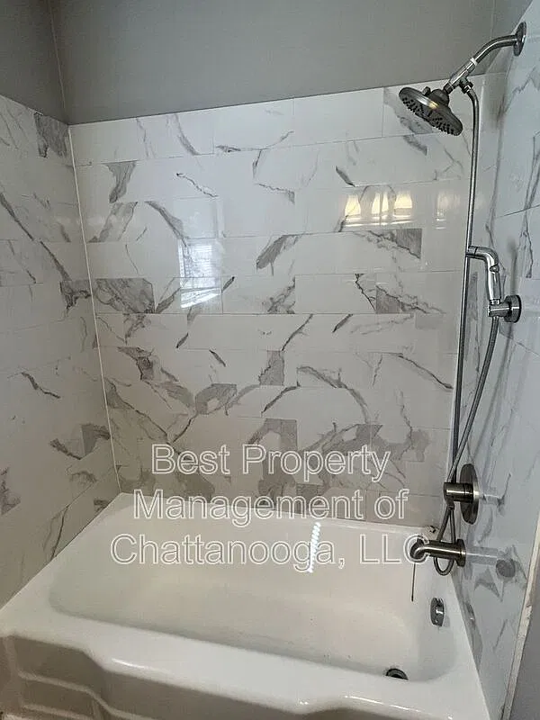 3 bed, 1.5 bath, 1200 sqft — Photo 3