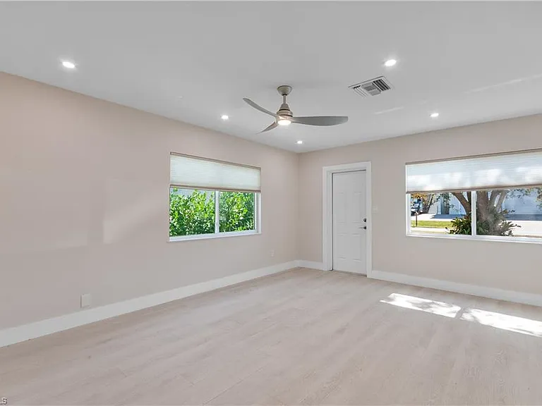 2685 Van Buren Ave — Photo 6