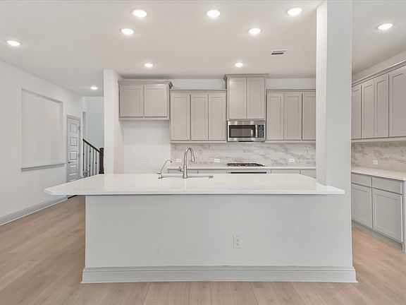 3rd image of 3208 Heathrow Rd