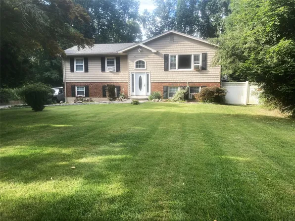 320 Osceola Road, Jefferson Valley, NY 10535