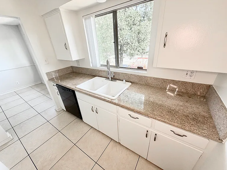 585 W Sierra Madre Blvd — Photo 18