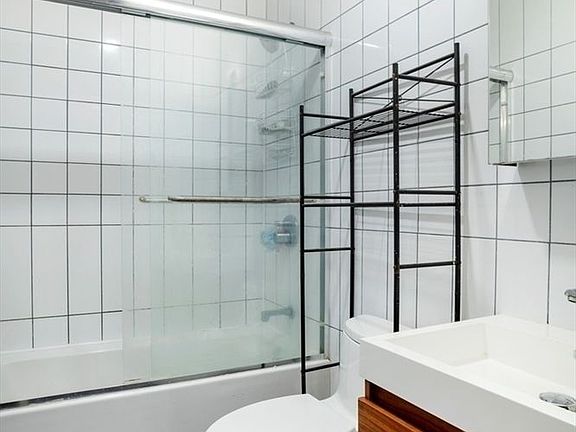 5th image of 1078 Park Pl APT 1