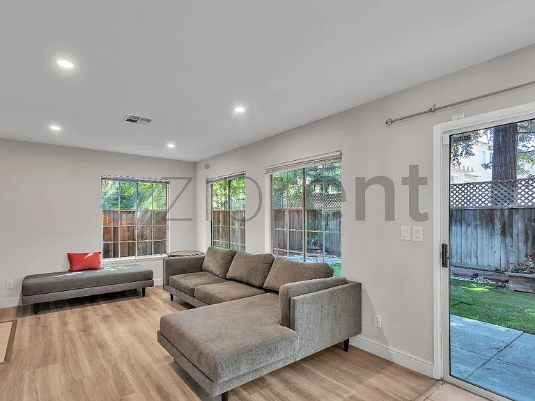 1240 Litchfield Ave — Photo 10