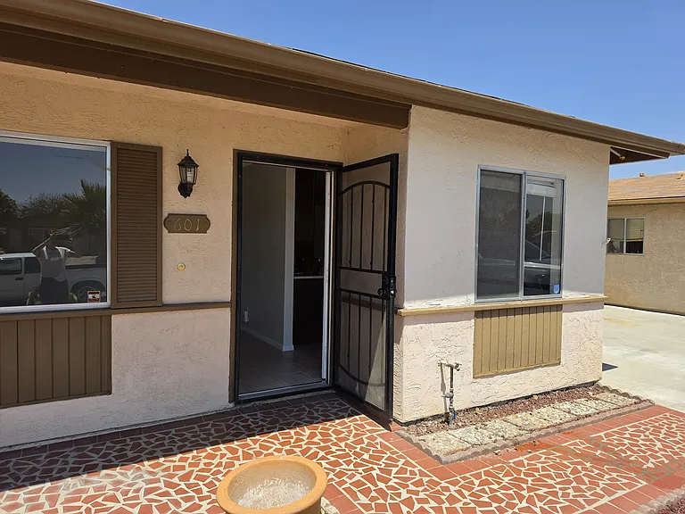 Corona St — Photo 21