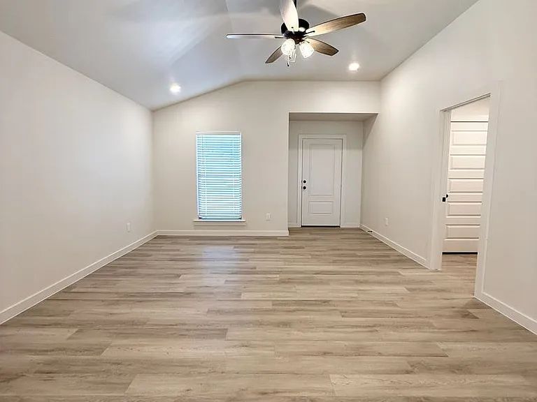 1207 Cottonwood Ave — Photo 3
