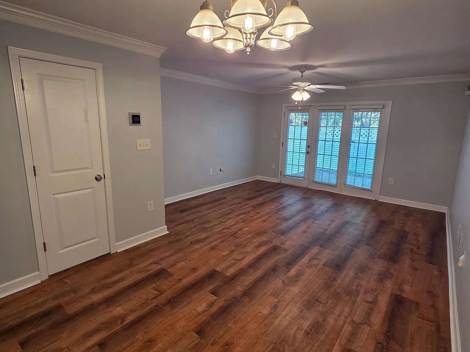 1215 Green Oaks Ln — Photo 4
