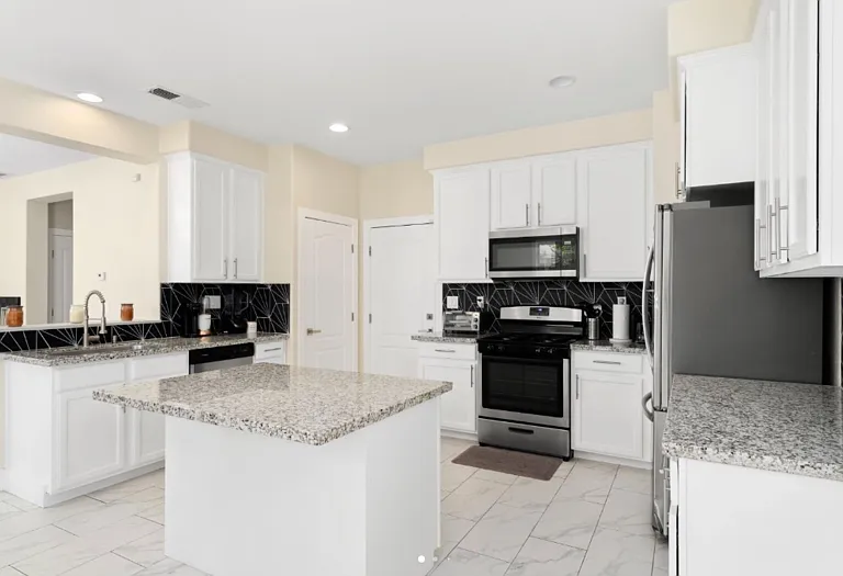 660 Greg Thatch Cir #4 — Photo 4