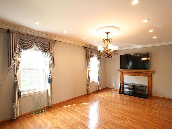 5th image of 632 Ivy League Ln