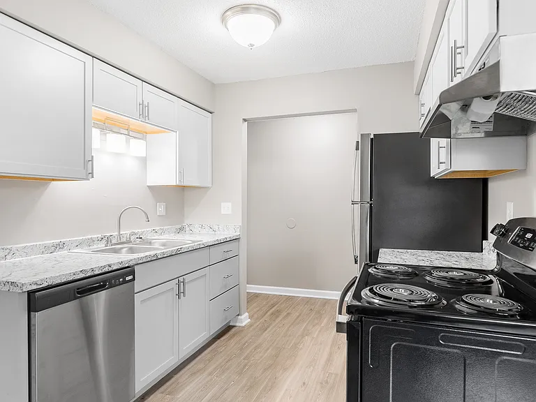Hillcrest Club Apartments — Photo 84