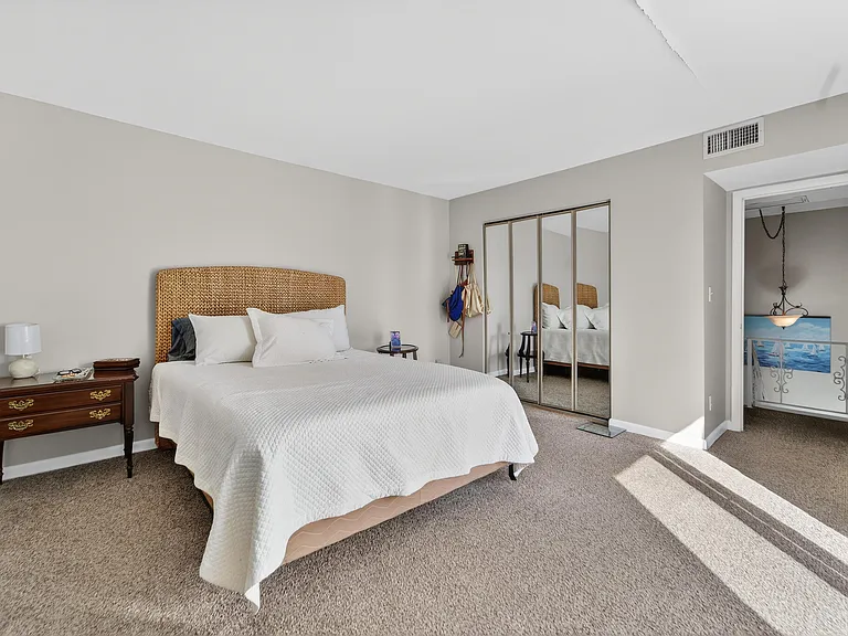 141 E Riverside Dr #10D — Photo 17