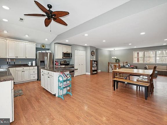 5th image of 239 Maple Dr