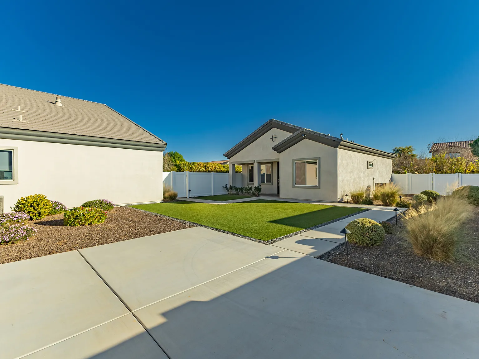 2 bed, 1050 sqft, $3,200 — Photo 4