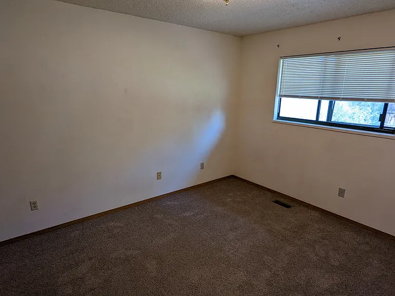 2257 London Way — Photo 11