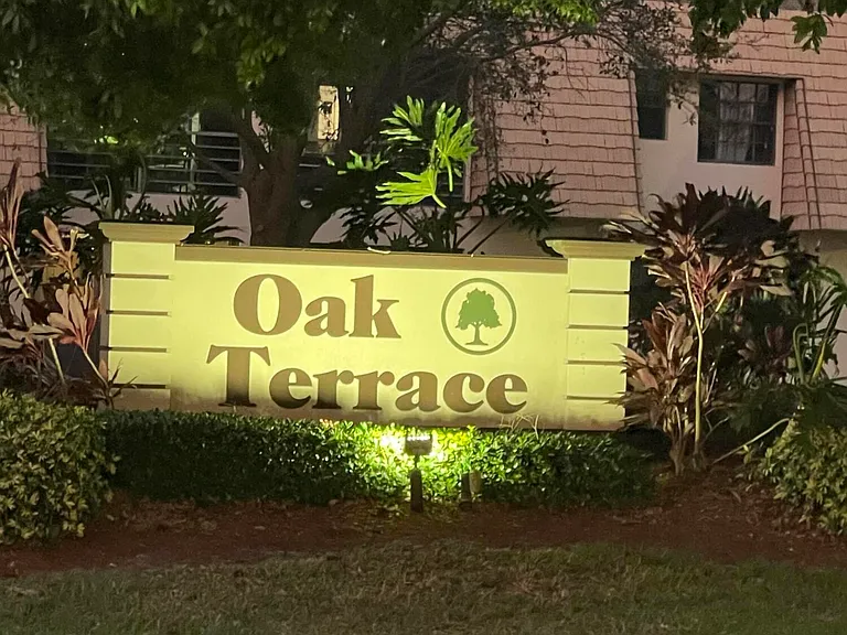 4259 Oak Terrace Dr — Photo 2