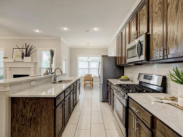 2700 Gladstone Dr — Photo 5