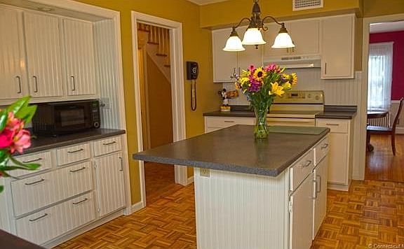 The remodeled kitchen has r...