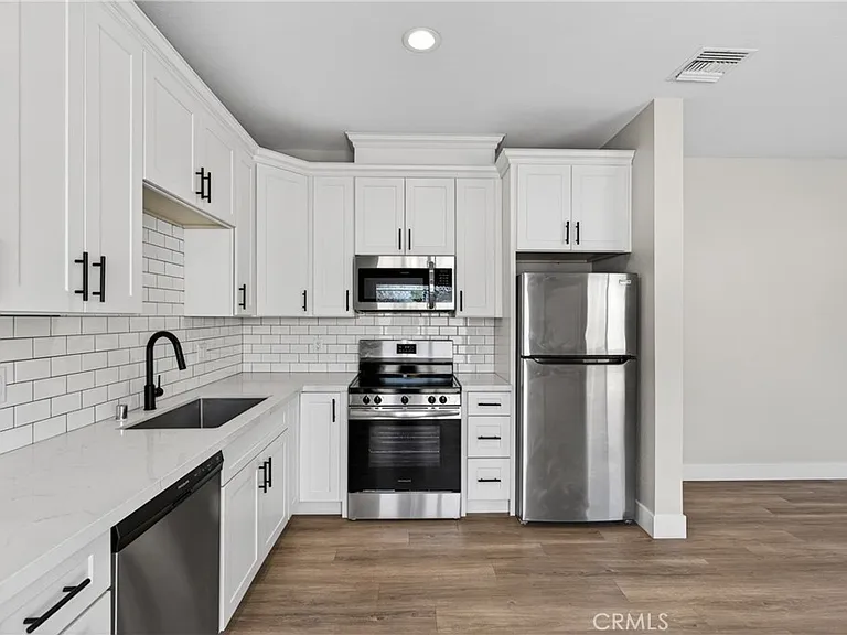 8412 Burnet Ave — Photo 9