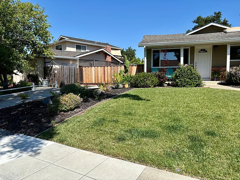 1190 Arlington Ln — Photo 2