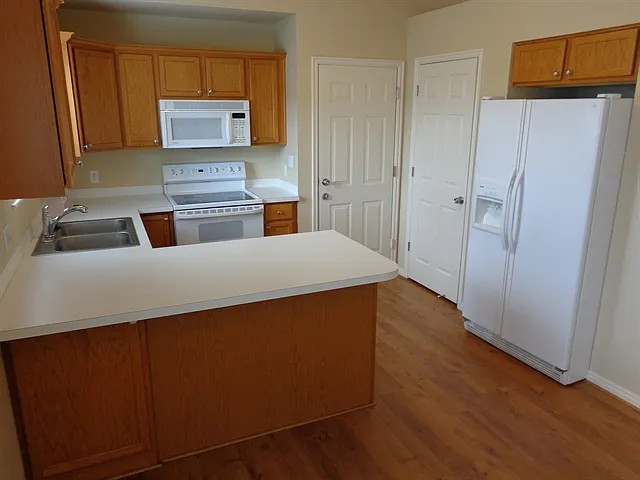 6 bed, 3.0 bath, 2016 sqft, $2,605 — Photo 2