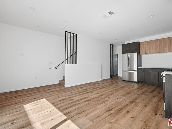 3rd image of 662 N Mariposa Ave #1/2
