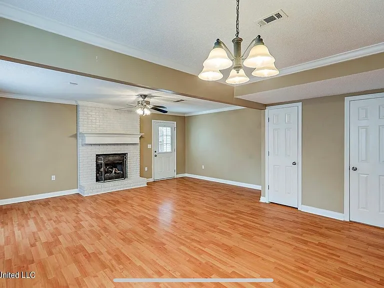 113 Amberwood Dr — Photo 3