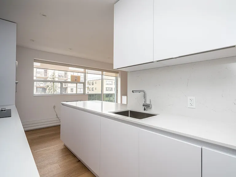 365 Eglinton Ave E — Photo 1