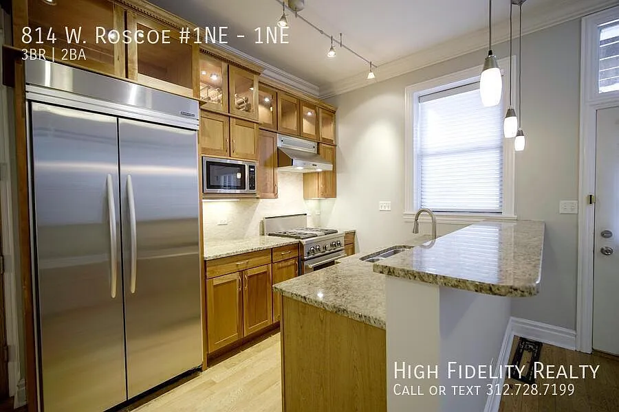 Building Photo - 814 W Roscoe St #1NE