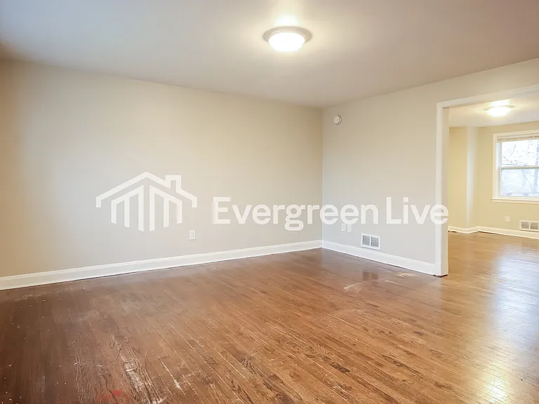 1118 Newfield Rd — Photo 2