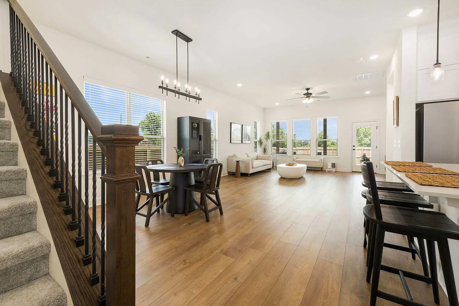4 bed, 3.0 bath, 2572 sqft, $6,852 — Photo 3