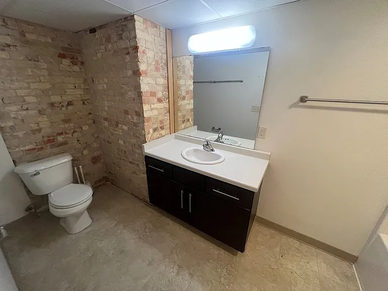 142 W Johnson St — Photo 64