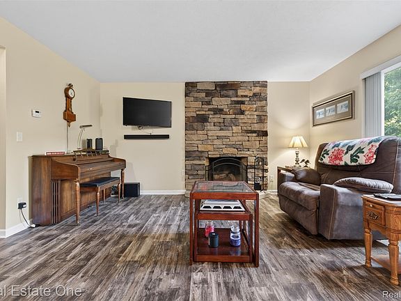 4th image of 8923 Ash Dr