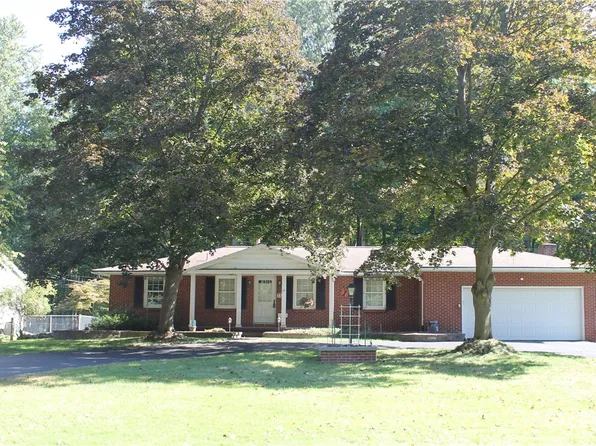 33 Pioneer Dr, Fairport, NY 14450