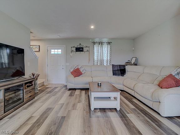 3rd image of 213 Fairfield Dr
