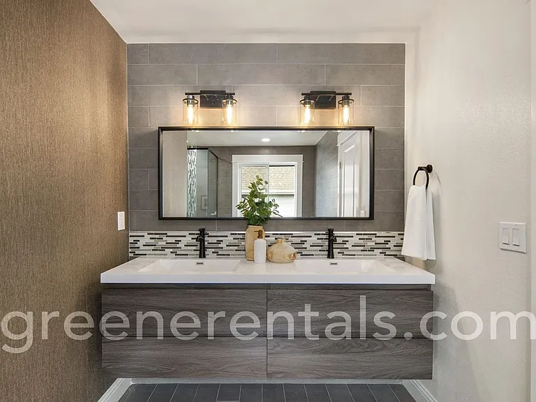 9016 Merrill Ct NE — Photo 23