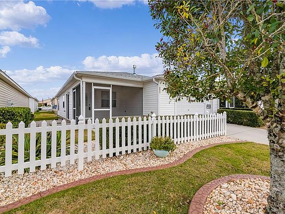 2nd image of 293 Katherine Pl