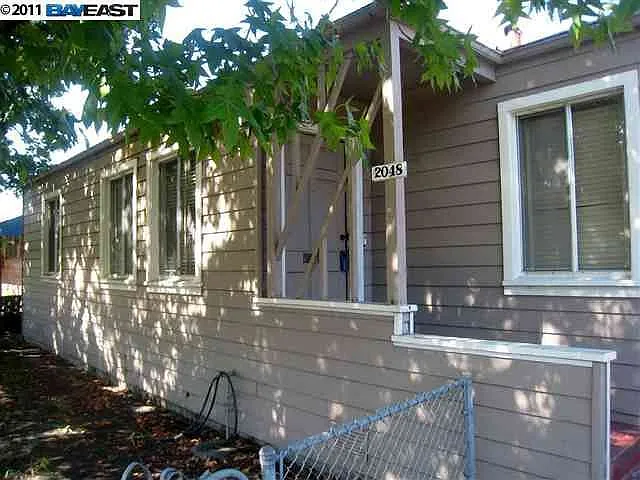 2048 Wallace Ave photo 1