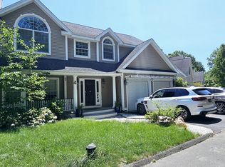 4 Romano Ct, Farmington, CT 06032