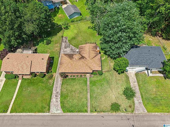 3rd image of 830 Sherwood Forest Dr
