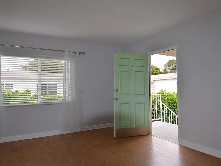 3773 S Barrington Ave #7 — Photo 2