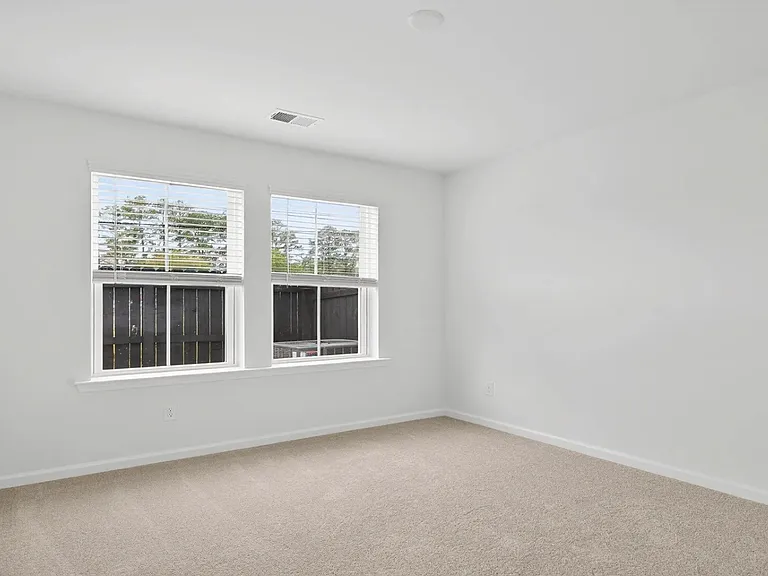 4633 Forest Hills Dr — Photo 3